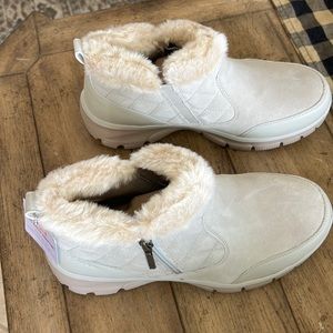 New Never Worn Relaxed fit Skechers w/air cooled memory foam woman’s boots